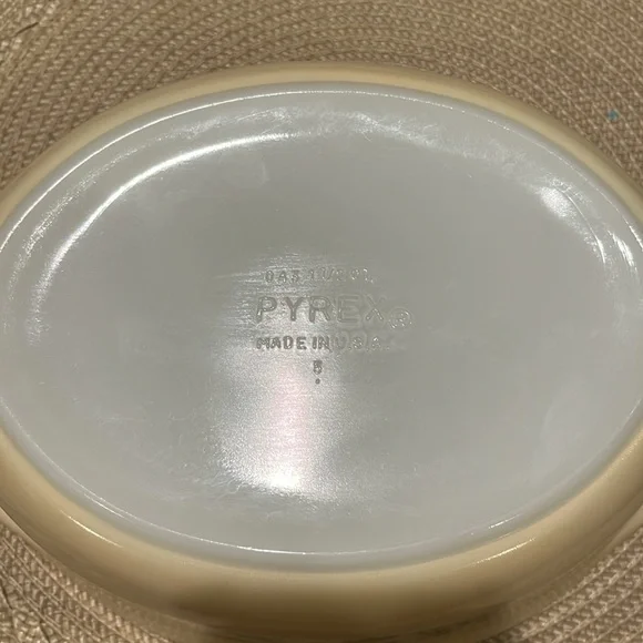Pyrex Golden Acorn Casserole Dish and Lid - Picture 6 of 11